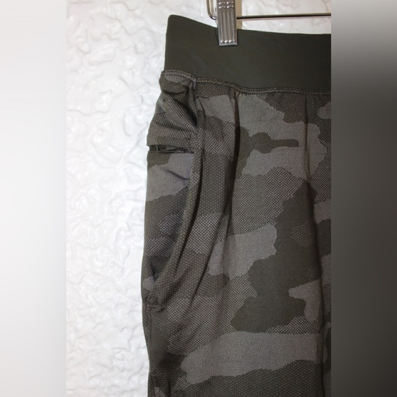 Lululemon T.H.E. Short 9" Linerless Shorts Size Medium - Picture 5 of 10